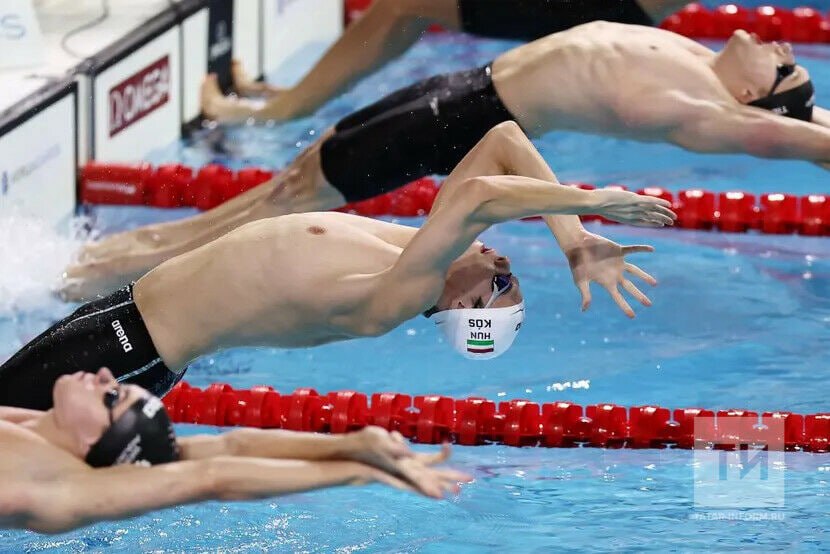 World Aquatics запретила Федерации водных видов спорта России публиковать результаты российских пловцов на чемпионате мира по плаванию на короткой воде в Будапеште в своих интернет-ресурсах.   Также запрет распространяется и на личных тренеров спортсменов и национальную федерацию.  "Нельзя осуществлять публикации или иные виды коммуникации с любыми медиаканалами, которые связывают их участие в качестве нейтрального спортсмена со страной, потому что она находится в состоянии конфликта. Это касается даже публикации результатов, потому что спортсмены никак не должны ассоциироваться с национальной федерацией", - передает высказывания источника ТАСС.  Напомним, российские и белорусские спортсмены допущены до чемпионата мира по плаванию в нейтральном статусе.