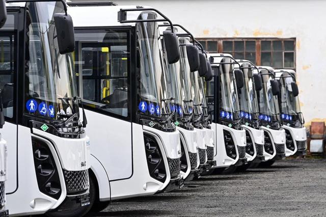 Ещё 10 новых автобусов для Петрозаводска появятся до конца года! Глава Карелии Артур Парфенчиков сообщил, что заявка республики на участие в программе льготного лизинга в рамках нацпроекта «Инфраструктура для жизни» получила поддержку на федеральном уровне. До конца 2025 года автопарк муниципального предприятия «Городской транспорт» пополнят ещё 10 современных автобусов. Это продолжение работы по улучшению транспортного обслуживания жителей столицы Карелии. Как напомнил Артур Парфенчиков, за последние годы город практически полностью обновил парк троллейбусов: с 2022 по 2024 год приобретено 48 новых троллейбусов. В этом году уже поступили 18 современных автобусов «СИМАЗ», и до конца декабря будет закуплено ещё 10 машин. Кроме того, корректируется работа недавно запущенной пригородной электрички. В планах организация дополнительной остановки у технопарка «Онежский» в Кондопожском районе. Соответствующие предложения направлены в РЖД. «Постепенно и планомерно улучшаем транспортную доступность и качество перевозок для жителей региона», — подчеркнул глава республики. 5 5 5 Подписаться Прислать новость