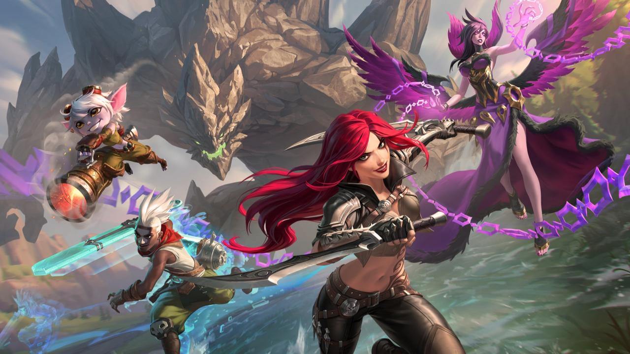 Для League of Legends готовят обновление с самой серьезной переработкой игры за 16 лет ее существования Разработчики из Riot обещают  совершенно новый клиент который будет встроен в игру а не отдельным приложением  полную переработку старейшей карты Ущелье призывателей с новой графикой и дополнительными элементами геймплея  изменения в системе Рун и подготовке к матчу в целом MOBA как утверждают ее создатели должна будет стать дружелюбней к новичкам так что в студии внесут еще много других изменений Но обновление придется подождать по данным Bloomberg пока что его собираются выпустить в 2027 м Однако планы настолько масштабные что в Riot патч называют League Next своего рода заменой полноценному сиквелу А детали обещают раскрыть в следующем году Кинопоиск Игры