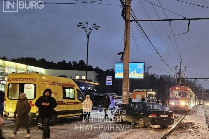 На Вторчермете встали трамваи из-за легковушки, врезавшейся в столб  Сегодня утром, 11 декабря, на Вторчермете остановилось движение трамваев. Дело в том, что на перекрёстке Титова — переулок Рижский легковушка влетела в столб. Автомобиль перегородил проезд вагонам.  Всё случилось около 08.30. Mitsubishi протаранила опору контактной сети. Водителю потребовалась помощь медиков, сообщает портал E1.RU.  Из-за аварии с Вторчермета не могли выехать трамваи № 1, 9, 14, 15, 17-го маршрутов. На место выехали сотрудники ГИБДД.