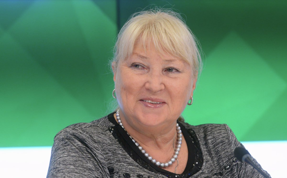 Татьяна Покровская покинула должность главного тренера сборной России по синхронному плаванию Об этом сообщает пресс служба Федерации водных видов спорта России Татьяна Николаевна продолжит помогать Федерации и всему тренерскому штабу вести сборную к новым победам популяризовать синхронное плавание но уже в новом статусе советника председателя ФВВСР говорится в сообщении Новым тренером сборной стала семикратная олимпийская чемпионка Светлана Ромашина Фото Владимир Трефилов РИА Новости interfaxonline