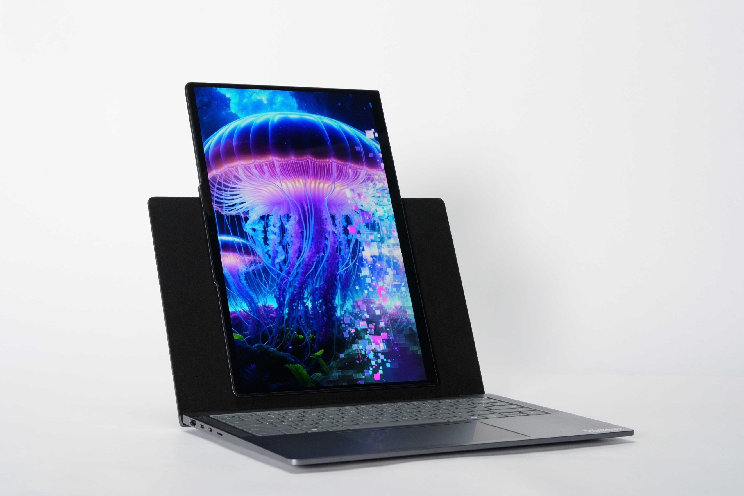 Утечка Lenovo покажет ещё один ноутбук трансформер для тиктоков На следующей неделе в Берлине стартует выставка IFA где Lenovo покажет ноутбук с поворотным дисплеем Компания постоянно выкатывает на публику занятные концепты некоторые из которых позже поступают в серийное производство Надеемся новый Project Pivo гусары молчать из таких Дисплей у него просто вращается позволяя переключаться в другой режим Вот зашли вы на YouTube включили видео Вилсакома смотрите как обычно А если захотели переключиться на шортс Наташи то перевернули экран и листаете по красоте Это в целом менее безумная идея чем ThinkBook Plus Gen 6 у которого экран выезжал из корпуса вверх на салазках Тот чудик поступил в продажу за 3500 Pivo будет наверняка проще во внутреннем устройстве так что цену ждём более демократичную Автор Ян Дашевский