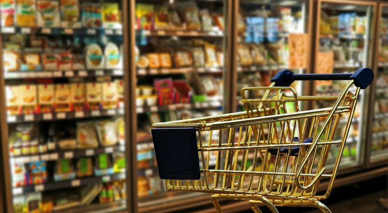 Один поход в продуктовый магазин обходится дальневосточникам в среднем в 3,4 тысячи рублей Средний чек на покупку продуктов на Дальнем Востоке оценили в 3,4 тысячи рублей. В то же время в целом по стране данный показатель находится на уровне 2,7 тысячи рублей. Больше всего на продукты в ДФО тратятся молодые люди в возрасте от 18 до 24 лет 5,4 тысячи рублей , а также молодежь в возрасте от 25 до 34 лет 4,5 тысячи рублей . В месяц же дальневосточники тратят на продукты в среднем 27,6 тысячи рублей. Источник: РБК Восток Будь в курсе событий.