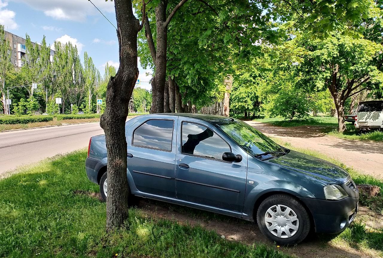 Администрация Луганска предупреждает: стоянка автотранспортных средств на газонах будет караться по закону. На территории муниципального образования запрещается осуществлять движение, остановку и стоянку транспортных средств на газонах и иных территориях, занятых зелёными насаждениями, детских площадках и спортивных площадках. За нарушение требований Правил благоустройства предусмотрена административная ответственность согласно закону ЛНР «Об административных правонарушениях». В рамках проводимых сотрудниками управления экологии мероприятий на владельцев автотранспортных средств уже составлены протоколы об административном правонарушении за стоянку автомобилей на газонах и иных территориях, занятых зелёными насаждениями.