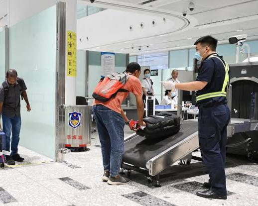 Китай усилил проверки российских туристов часы ожидания жёсткий досмотр и конфискации Китайские пограничники ужесточили контроль российских туристов на фоне безвизового режима и резкого роста потока путешественников сообщает База По данным туристов и турагентов в Хуньчуне Харбине Суйфэньхэ и на Хайнане россиян стали тщательнее досматривать изымая купленные вещи и часть лекарств Из за усиленных проверок время прохождения КПП увеличилось до 2 2 5 часов а в отдельных случаях и намного больше Турагент Зульфия Ц рассказала что при перелёте с Хайнаня в Пекин её заставили вскрывать каждую упаковку жизненно важных медикаментов подобного контроля она не видела за годы поездок по КНР Другая туристка Лариса О заявила что у границы Суйфэньхэ её удерживали 13 часов без воды и еды а товар на сумму около 300 тысяч рублей конфисковали Путешественникам напоминают при выезде из КНР нужно декларировать ценные вещи стоимостью более 55 тысяч рублей и лекарства дороже 3000 рублей Без декларации можно провозить не более 220 тысяч рублей Нарушение правил грозит задержанием и конфискацией имущества РОЗЫГРЫШ СЕРТИФИКАТОВ Подписывайтесь на NEWSVL