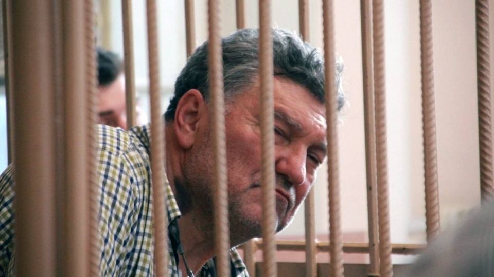В Саратове арестован бывший заместитель начальника УМВД по региону Николай Межуев Обвиняемый также возглавлял региональный филиал ФГУП «Паспортно-визовый сервис». Межуеву вменяют 15 эпизодов мошенничества и злоупотребления полномочиями. Суд избрал меру пресечения в виде содержания под стражей до 15 октября 2025 года. По версии следствия, он создал в здании ведомства подставную организацию для незаконного оказания платных миграционных услуг иностранцам. Эта схема привела к многомиллионным убыткам госпредприятия и хищениям денег у мигрантов