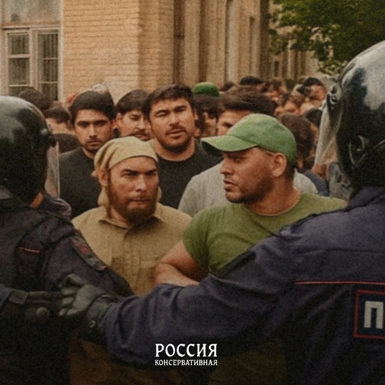 Джихад в Перми В Перми в микрорайоне «Новый Крым» 900 привезённых на пороховой завод мигрантов подняли бунт. Их заселили в бывший детский сад, прямо внутри жилого квартала. Катализатором конфликта стало нападение на женщину, одетую в футболку и джинсы. На помощь бросился ее муж, но исламисты избили и его. Приехавшие на вызов правоохранители также подверглись атаке шариатского патруля и ретировались. В итоге весь азиатский анклав выдвинул местным жителям ультиматум — одеваться согласно правилам шариата, в противном случае угрожали, что террор усилится. К месту подтянулись представители «Русской общины», а за ней полиция. Исламские баррикады, выдвинувшие лозунг священной войны с неверными, окружили и начали ловить джихадистов. МВД по старой доброй советской традиции отказывается давать комментарии СМИ, мол, «всё идет по плану». И здесь вспомним слова схиигумена Гавриила о том, что толпы исламистов на улицах наших городов — готовая к самым радикальным действиям армия. И в случае масштабного бунта миллионов этих «воинов джихада» силовые органы окажутся абсолютно беспомощными перед лицом многомиллионной орды. Ввоз мигрантов подрывает основы нашего государства, и те чиновники, которые не хотят это понять, должны быть признаны экстремистами, потому что их деятельность ведет к разрушению России. РК подписаться