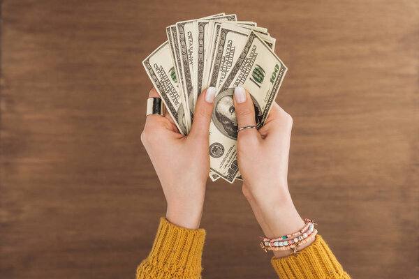 Бизнес тренер из Instagram обманула астанчан на 50 млн тенге Как сообщили в прокуратуре женщина через Instagram представлялась бизнес тренером по онлайн торговле Сначала продавала курсы а потом уговаривала учеников вложиться в оптовую закупку техники обещая 10 прибыли На деле она исчезала вместе с деньгами Суд признал астанчанку виновной по 10 эпизодам мошенничества на сумму более 50 млн тенге Ее приговорили к 5 годам лишения свободы Дорогие читатели если вы стали свидетелями каких то событий либо вам нужна информационная помощь то можете отправить информацию видео и фото сюда infoztb или   wa me 77779419900 ztb qaz
