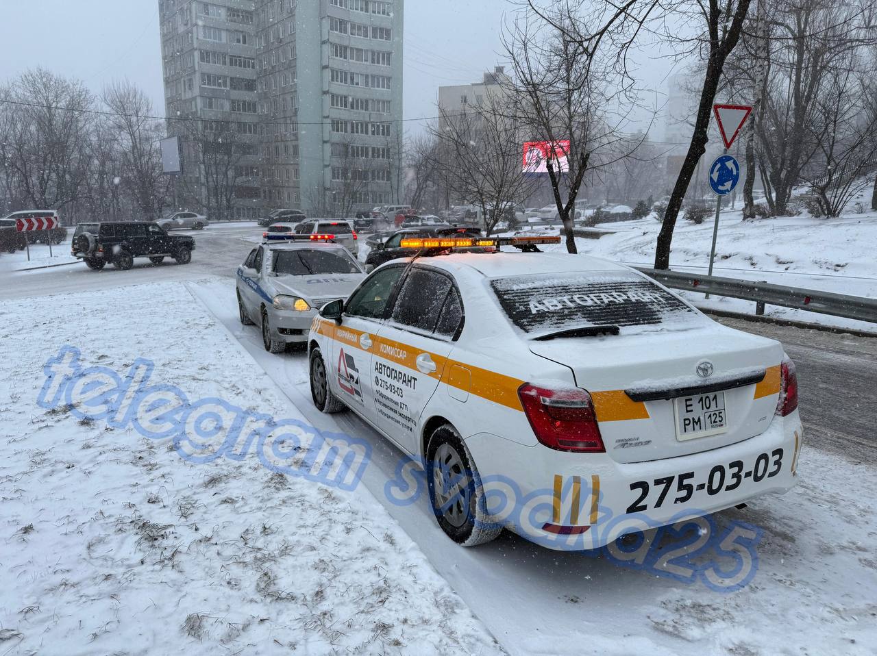 ⏺Во Владивостоке на Красного Знамени Nissan X-Trail влетел в забор и протаранил дерево  Девушка за рулем Ниссана не пропустила Тойоту, отчего автомобиль отбросило в забор, который рухнул после удара. Медики оказывают девушке помощь на месте ДТП.  Источник АВТОГАРАНТ    Админу