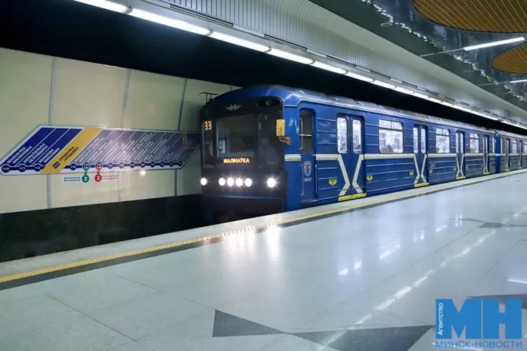 График движения поездов метро изменится 9 мая С 9 00 до 11 00 поезда на Московской и Автозаводской линиях будут курсировать с интервалом 5 минут а с 11 00 до 24 00 каждые 4 минуты На Зеленолужской линии в тот же утренний период интервал составит 7 минут затем до 00 00 6 минут Из за проведения праздничных мероприятий 9 мая возможны ограничения на вход и выход ст м Площадь Победы и на некоторых других станционных комплексах Читайте Минск Новости в MAX