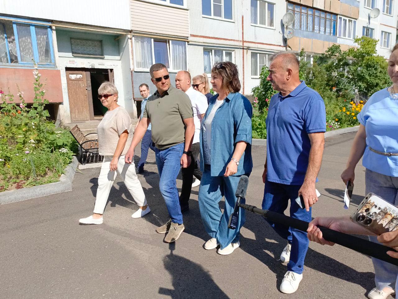В Псковском районе губернатор оценил итог благоустройства общественной территории в деревне Писковичи. В этом году проводилось благоустройство территории в рамках федерального проекта ФКГС нацпроекта «Инфраструктура для жизни». На работы было выделено 7,8 млн рублей. Глава Псковского района Наталья Фёдорова рассказала Михаилу Ведерникову, что жители сами проголосовали за увеличение парковочных мест и асфальтирование территории. Депутат районного Собрания Виктор Герасимов подчеркнул, что все пожелания людей были учтены Кстати, жители не только активно голосуют, но и сами занимаются благоустройством своих дворов. Только посмотрите на эти шикарные цветы