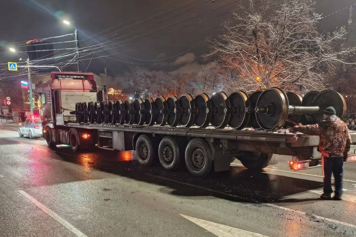 В Челябинске грузовик рассыпал колеса для железнодорожных вагонов на дорогу gubernia74 ru articles news 1137384 Вечером 3 декабря на Свердловском проспекте в Челябинске произошло дорожно транспортное происшествие По предварительной информации грузовик MAN перевозивший колесные пары для железнодорожных вагонов резко затормозил на перекрестке у Алого поля когда загорелся красный сигнал светофора Крепления не выдержали и металлические колеса высыпались на проезжую часть t me chgub