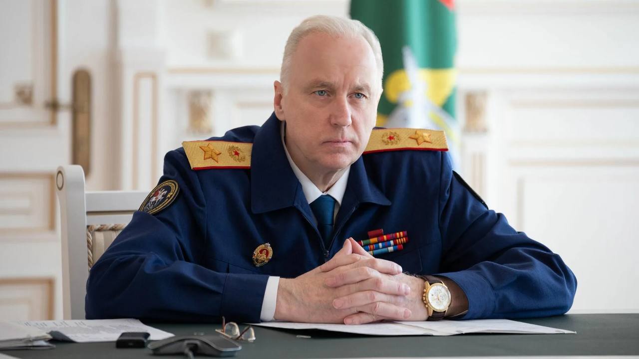 Александр Бастрыкин затребовал доклад о причинах волокиты при расследовании уголовного дела о нарушении прав сирот во Владивостоке. В Информационный центр СК России поступило обращение по вопросу несогласия с ходом установления обстоятельств нарушения прав детей-сирот в Приморском крае. Из бюджета была выделена значительная сумма средств для строительства многоквартирных домов в городе Владивостоке. Однако подрядной организацией ООО ГК «Альянс» обязательства по муниципальному контракту в установленные на прошлый год сроки не исполнены. Мер реагирования в отношении представителей компании не принимается, в результате сироты вынуждены арендовать квартиры за свой счет. В СУ СК России по Приморскому краю с января текущего года расследуется уголовное дело, по которому Бастрыкин уже поручал представить доклад. Председатель Следственного комитета РФ Александр Бастрыкин затребовал у руководителя СУ СК России по Приморскому краю Эдуарда Трубчика доклад о причинах допущенной по уголовному делу волокиты. Бастрыкин потребовал от Трубчика принять меры к завершению расследования уголовного дела в кратчайшие сроки с направлением в суд для рассмотрения по существу, о чем представить доклад. Исполнение поручений поставлено на контроль в центральном аппарате ведомства. #КонтрольПредседателяСКР #КомментарийКонтроль #ПриморскийКрай СК России