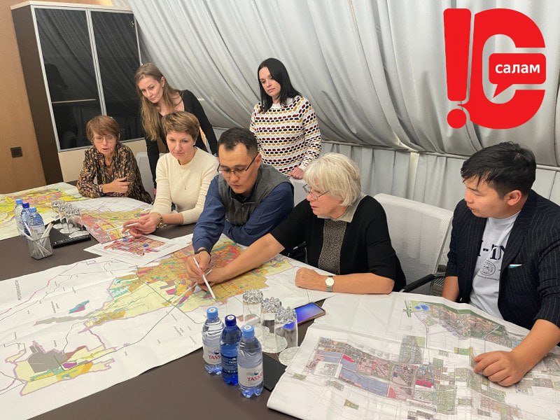 В Бишкеке машин стало слишком много на тысячу человек приходится около 300 автомобилей Об этом на обсуждении Генплана столицы рассказала руководитель проекта Ирина Гришечкина По её словам такая нагрузка для города уже критическая дороги не справляются пробки растут а городская среда становится всё менее удобной для жизни При подготовке Генплана авторы изучали опыт крупных мегаполисов по всему миру И везде тенденция одна борьба с избыточной автомобилизацией Во многих городах машину купить сложно и дорого а ставка делается на развитие общественного транспорта Бишкеку по мнению Гришечкиной тоже нужно идти в этом направлении делать маршрутные сети понятными транспорт комфортным а поездки быстрыми и предсказуемыми В Генплане 2050 уже заложен комплекс решений для того чтобы жители могли свободно передвигаться по городу Один из ключевых пунктов связать крупные магистрали с городскими улицами вывести транзитный поток из центра и построить скоростные магистрали где движение будет идти до 110 км ч Через развязки водитель сможет быстро попасть в любой район столицы не нагружая узкие улицы Но реконструкция магистралей сама по себе пробки не уберёт это замкнутый круг подчёркивает Гришечкина Если город хочет реально решить проблему необходимо расширять сеть общественного транспорта и делать её привлекательной для жителей Во всём мире уже поняли только так можно остановить бесконечный рост автомобилей и вернуть город людям Подписывайтесь на наш канал Салам Кыргызстан