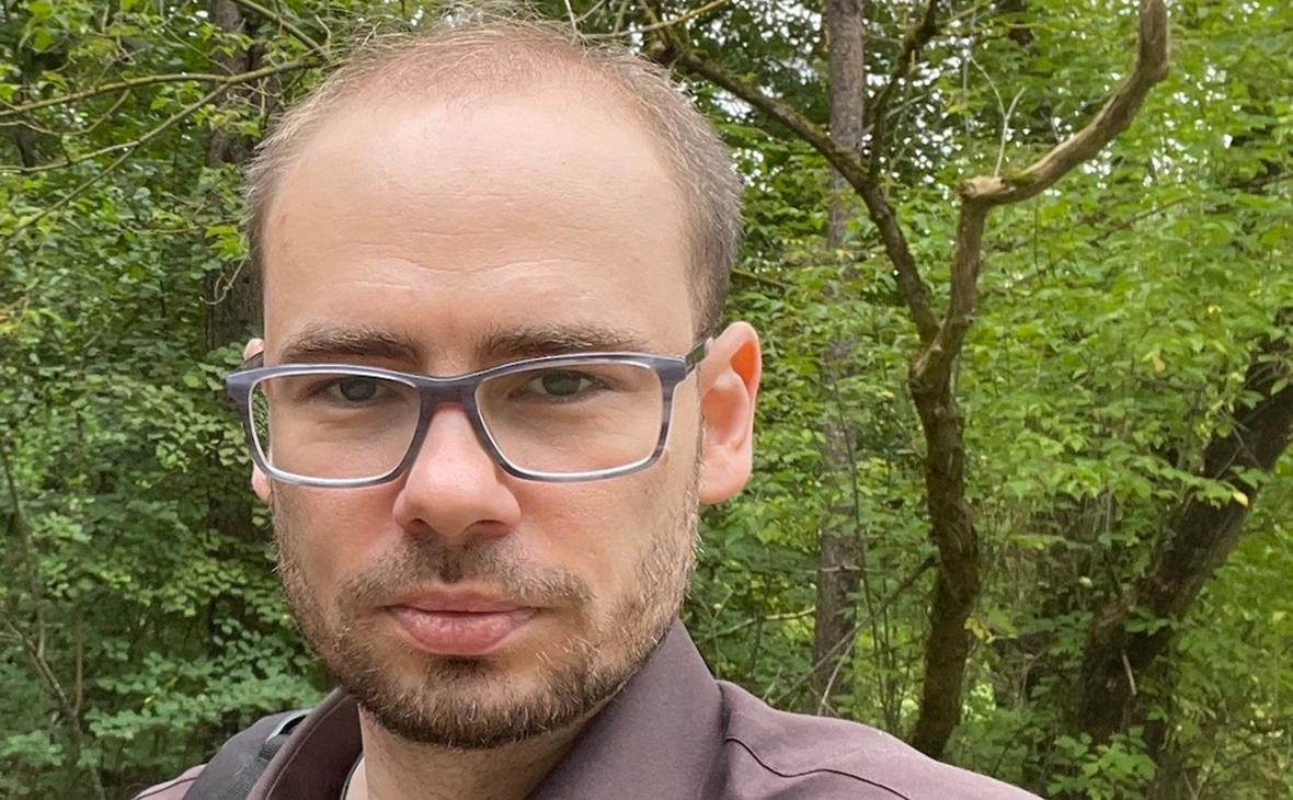 Журналиста Александра Кушнаря заочно приговорили к 8 годам колонии по уголовному делу о «фейках» и уклонении от «иноагентских» обязанностей Краснофлотский районный суд Хабаровска заочно приговорил к 8 годам и 1 месяцу лишения свободы журналиста Александра Кушнаря, выступающего против «СВО», сообщили «ОВД-Инфо» . Его признали виновным по статьям о распространении «фейков» о ВС РФ п. «д» ч. 2 ст. 207.3 УК и «уклонении от исполнения обязанностей иноагента» ч. 2 ст. 330.1 УК . Также суд запретил ему администрировать сайты на 4 года. Что именно стало поводом для уголовного преследования по статье о «фейках», неизвестно. Ранее в марте 2024 года его объявили в розыск «по статье УК». В январе дело Кушнаря поступило в суд. Также в 2024 году его дважды штрафовали по статье о непредоставлении «иноагентского» отчета ч. 2 ст. 19.34 КоАП . С 2014 года, после «возвращения» Крыма, журналист вместе с семьей переехал в Литву. — Признан властями РФ иноагентом. Подписаться Помочь RusNews