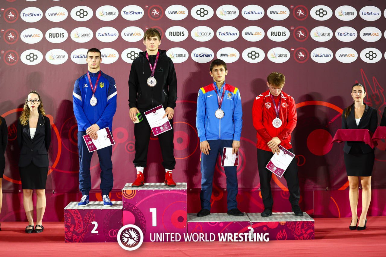 Молдавские борцы завоевали бронзовые медали на молодежном чемпионате Европы по вольной борьбе до 20 лет , который проходит в Италии. Ион Булгару весовая категория до 57 кг и Максим Димов до 65 кг стали обладателями бронзовых наград. Ион одержал победы над Сашей Петросяном Армения , Орестом Петранюком Украина и Кароем Баратом Венгрия . Максим оказался сильнее Лукаша Брандля Чехия , Якуба Кеси Польша , Янара Липса Эстония и Лазара Гуджараидзе Грузия .