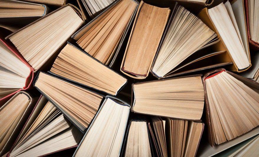 Россияне предпочитают бумажные книги электронным По данным социсследования, которое провел холдинг "Ромир", большинство граждан России предпочитают читать бумажные книги. Таких, по результатам опроса, чуть более 72%. Вопреки тренду цифровизации электронные носители используют 20,1% читателей. Слушают книги 7,1% россиян. Еще несколько интересных цифр. Каждый день читает только 9,5% наших граждан. И почти каждый пятый из опрошенных обращаются к книге реже, чем раз в месяц. "60% россиян уделяют время чтению литературы в той или иной мере", - исследование "Ромир". Россияне любят научно-популярную литературу, современную прозу, детективные истории и фантастику. Но лидирует в их предпочтении классическая литература, которую выбирают 36% читающих книги. А какие книги предпочитаете читать вы? - бумажные - электронные