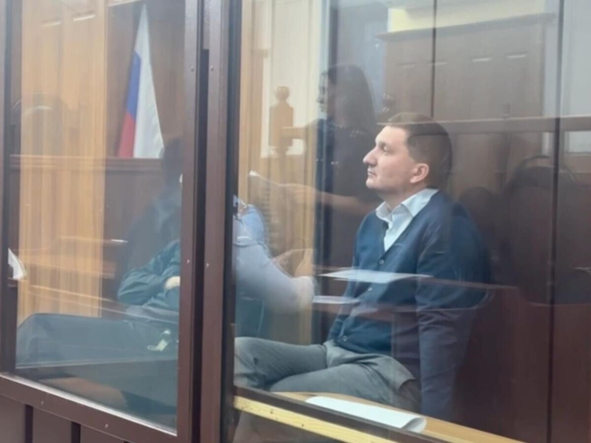Владельцы "Инской" остаются под арестом. Кемеровский суд продлил домашний арест гендиру печально известной шахты "Инская" Денису Немыкину на фото . Та же судьба постигла Юрия Байченко – ранее тайного владельца шахты. Под арестом они пробудут как минимум до 21 сентября. Символическая функция дела – напомнить другим собственникам, чем могут обернуться невыплата зарплат и публичные голодовки. Оба проходят по делу о многомиллионных невыплатах горнякам. С ноября 2023-го по июль 2024-го они не выплатили зарплату 382 сотрудникам – долг превысил 65 млн рублей. Coala