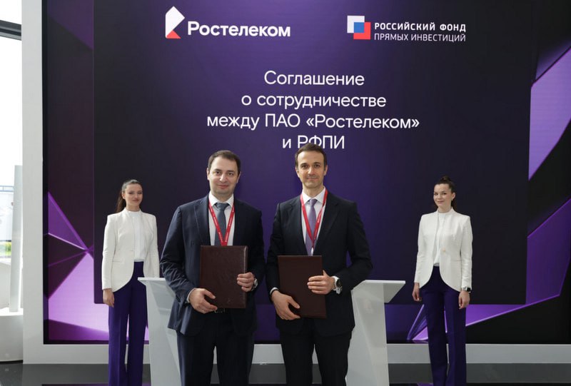 Партнерство на экспорт На ПМЭФ «Ростелеком» и Российский фонд прямых инвестиций РФПИ подписали соглашение о стратегическом партнёрстве, нацеленном на продвижение отечественных IT-решений за рубеж. Речь идёт о совместном формировании экспортного контура российской IT-отрасли. В рамках сотрудничества планируется дополнительно инвестировать в наиболее зрелые и широко внедрённые решения коммерческого IT-кластера «Ростелекома» и масштабировать их для выхода на внешние рынки. Для понимания, о каких решениях идёт речь: коммерческий IT-кластер «Ростелекома» включает 11 компаний, среди которых «Базис», «Беркут», «ТДата», «Спутник», «Айкумен ИБС», «ОС групп», «РТК ИТ плюс», «РТК Софт Лабс» и другие. Представители «Ростелекома» отметили: Соглашение охватывает комплекс инициатив: от экспертного сопровождения и выстраивания моделей масштабирования до продвижения продуктов на внешние рынки. Особое внимание стороны уделят развитию механизмов поддержки российских цифровых решений, зарекомендовавших себя в ключевых отраслях экономики ™ СофтТех