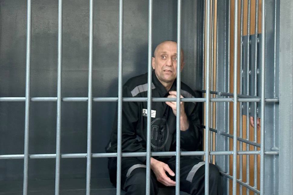 По очереди отвел в лес и задушил ангарский маньяк признался в двойном убийстве которое оставалось нераскрытым 17 лет 28 августа Ангарский городской суд в Иркутской области вынесет приговор по делу самого кровавого маньяка в истории России Ранее 61 летний Михаил Попков написал явку с повинной где признался что в 2011 году убил школьную уборщицу Обгоревшее тело женщины нашли в заброшенной водонапорной башне Однако покидать малую родину и возвращаться в Торбеевский централ ангарский маньяк судя по всему не хочет Как стало известно КП Иркутск экс милиционер сознался в новой расправе На этот раз в воспоминаниях душегуба всплыли события 17 летней давности Попкову предъявили обвинение в двойном убийстве по п а ч 2 ст 105 УК РФ В Следкоме Приангарья заведено уголовное дело Прокуратура региона контролирует расследование По версии следствия в августе 2008 года Попков на автомобиле подъехал на участок местности расположенный на Московском тракте в Ангарске прим ред около поворота с федеральной трассы М 53 к электромеханическому заводу где встретил двух ранее ему не знакомых 27 летних женщин рассказали КП Иркутск в пресс службе прокуратуры Приангарья В ходе разговора между ними произошла ссора после чего на почве личной неприязни он задушил потерпевших поочередно уводя их в лесной массив Тела несчастных нашли через пару дней 12 августа Однако подозреваемого не нашли из за чего предварительное следствие было приостановлено Прокуратура поддержит ходатайство следствия об избрании Попкову меры пресечения с целью оставления его в следственном изоляторе для проведения необходимых следственных действий отмечают в прокуратуре Иркутской области