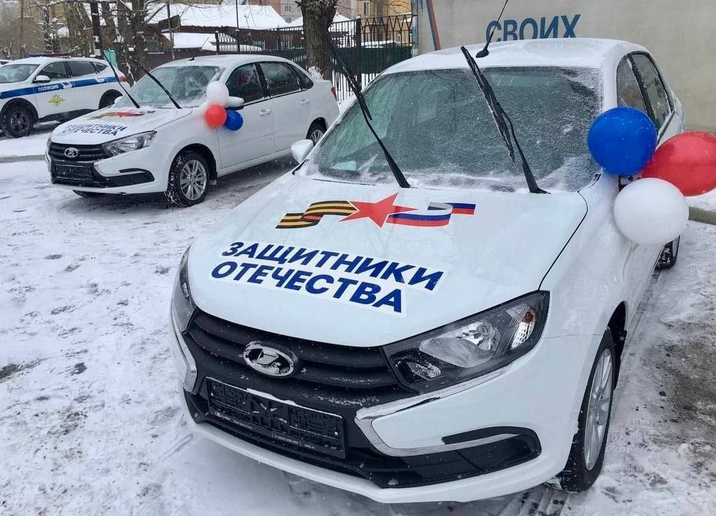 Ветеранам СВО из Забайкалья вручили автомобили с ручным управлением  Фонд «Защитники Отечества» вручил двум ветеранам СВО из Забайкалья автомобили марки «LADA Granta» с ручным управлением.   Дмитрий Пляскин и Сергей Ступников получили тяжелые ранения на спецоперации. Для упрощенного передвижения по местности, автомобили адаптировали под возможности бойцов и установили автоматическую коробку передач.  А чтобы управление транспортом было безопасным, ветераны СВО прошли предварительные курсы.  По словам Татьяны Лоншаковой, руководителя фонда, к концу года такими машинами планируют обеспечить еще десять ветеранов.  Фото: тг-канал «Защитники Отечества»