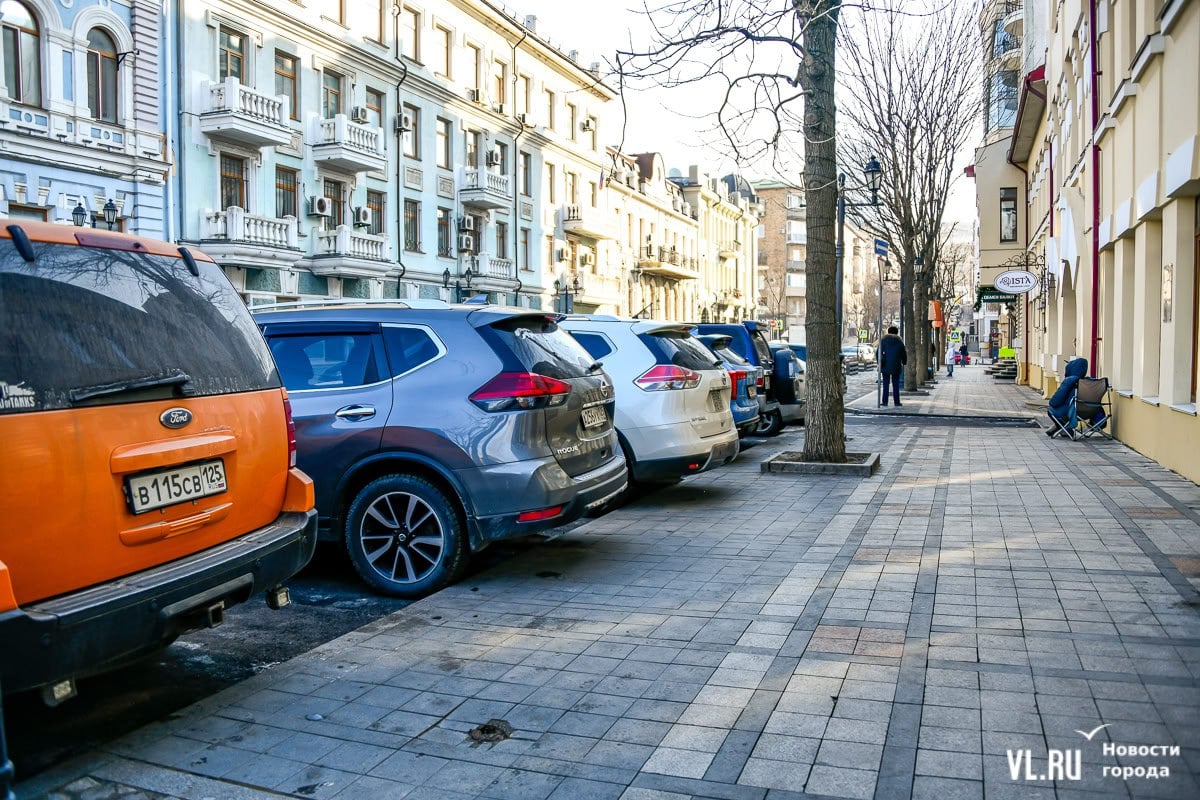 Припаркованные на Адмирала Фокина под знаками автомобили будут штрафовать в автоматическом режиме  Новые меры по борьбе с незаконно припаркованными машинами на Адмирала Фокина анонсировал глава Владивостока Константин Шестаков. Тех, кто встал под запрещающим знаком, будет ждать штраф – фотографии несколько раз в день будет делать машина мэрии и в автоматическом режиме отправлять их в ГИБДД.  На встрече с журналистами глава Владивостока Константин Шестаков отметил, что мэрия всерьёз рассчитывает переломить ситуацию с запаркованностью на улице Адмирала Фокина. Он не уточнил, в какой именно части, но сейчас улица запаркована нарушителями и на участке от Океанского проспекта до Алеутской, где автомобильное движение разрешено, и в нижней части, условно пешеходной, рядом с фонтанами – там, где ходит больше всего людей.