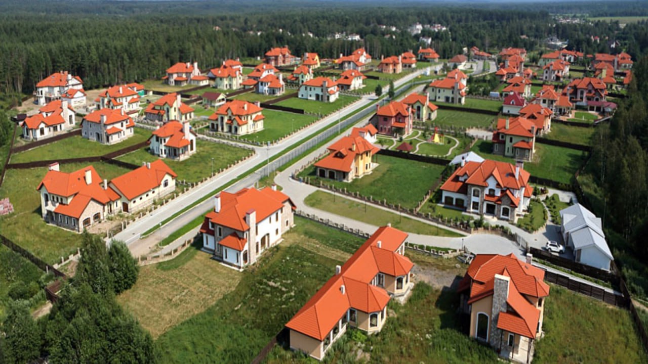 Банк ДОМ РФ выдал более 43 млрд рублей кредитов на готовые и строящиеся индивидуальные дома что на 10 больше чем за аналогичный период прошлого года Ипотеку на частное домостроение в этом году оформляли жители 70 регионов наибольшее число кредитов на дома оформлено в Московской области Краснодарском крае и Республике Татарстан Доля ИЖС в структуре ипотечных кредитов банка выросла относительно аналогичного периода прошлого года в 1 7 раза Сейчас более 32 ипотек выдается именно на строительство или приобретение готового частного дома отметили в банке Такой рост спроса обусловлен господдержкой которая позволяет гражданам получить заемные средства на ИЖС по льготным ставкам и развитием механизма эскроу в том числе при кредитовании подрядчиков строящих дома