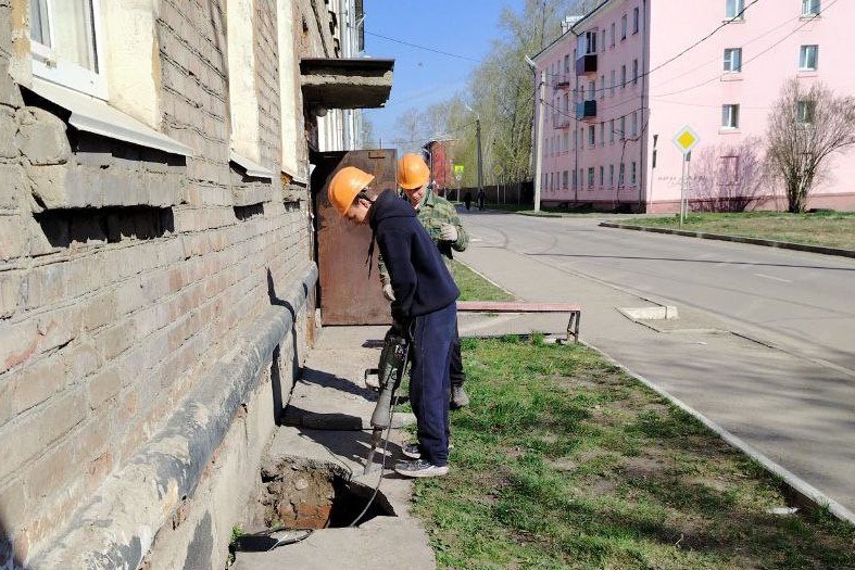Стартовал проект Кадрового центра Иркутской области «Вперед в будущую профессию» в Усолье-Сибирском Проект направлен на создание эффективной системы взаимодействия между работодателями, образовательными учреждениями и учащимися для подготовки квалифицированных кадров для предприятий города и района. «Через производственную практику студенты получают бесценный опыт работы на реальных предприятиях, что позволяет им сделать осознанный профессиональный выбор и в дальнейшем, после получения диплома, закрепиться на рабочем месте. Для работодателей это возможность подготовить специалистов, уже знакомых с производственными процессами», – подчеркнул министр труда и занятости Иркутской области Кирилл Клоков. Первым предприятием, присоединившимся к проекту, стала строительная компания «Востоктяжстрой Усолье». На практику приняты 11 студентов Усольского индустриального техникума по специальностям: каменщик, штукатур, столяр. Подробнее – на портале Иркутской области.
