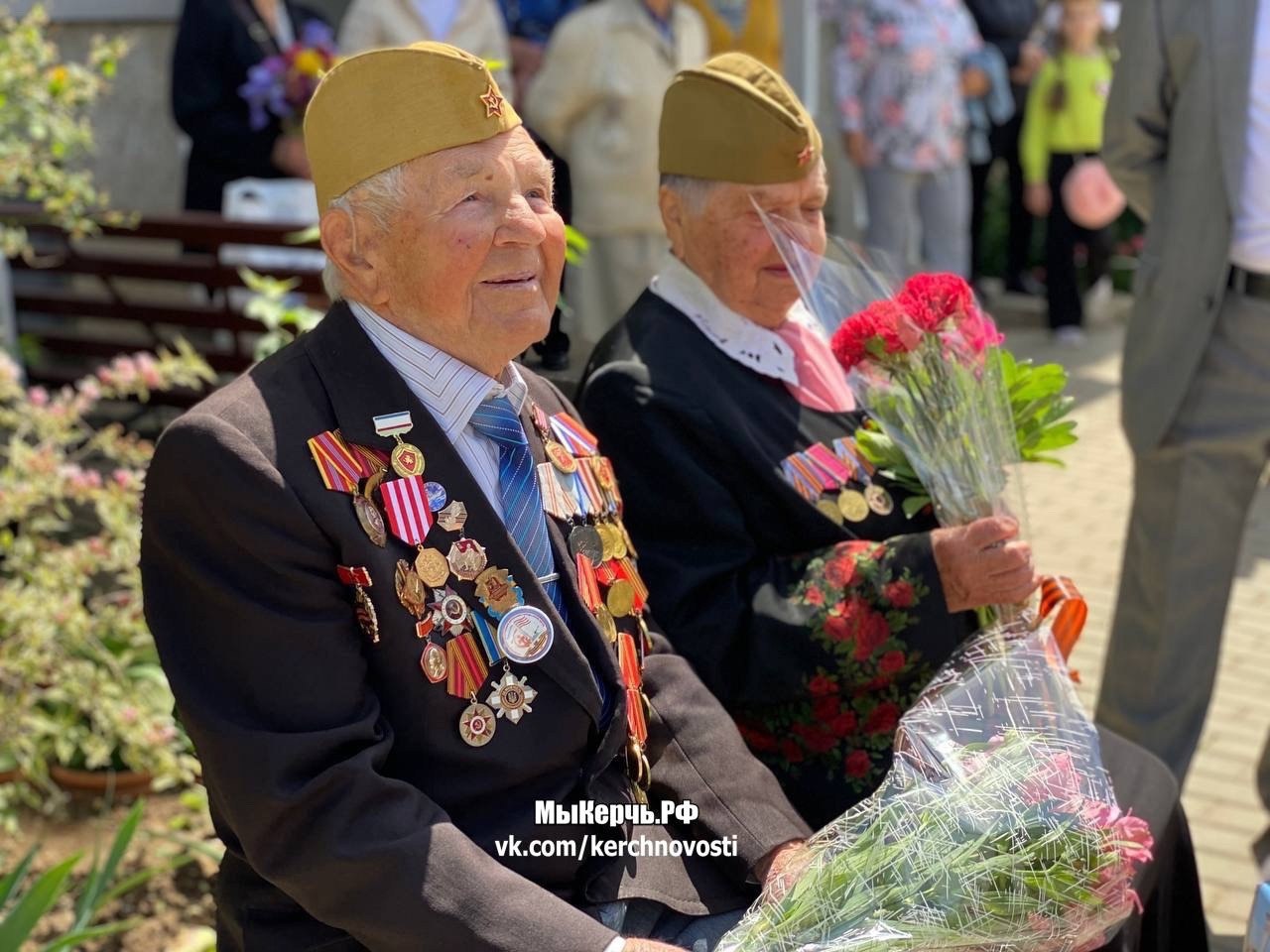 В Керчи обсудили мероприятия к 80-летию Победы в Великой Отечественной войне  Прошло заседание организационного комитета с начальниками структурных подразделений администрации и городского совета Керчи. Пишет  МыКерчь.РФ.  Среди крупных мероприятий, обозначенных в плане, стоит Межрегиональный конкурс «Мы – наследники Победы», организация и проведение городского этапа фестиваля «Крымский вальс» для выпускников школ города, проведение регионального патриотического проекта «Вахта Памяти поколений «Пост №1», празднование Дня освобождения города, Дня партизан и подпольщиков, Дня Победы – традиционные мероприятия, которые всегда объединяли керчан и гостей города.  В Керчи пройдет Всероссийская научно-практическая конференция «Военно-исторические чтения», проводимая ежегодно Восточно-Крымским историко-культурным музеем заповедником. Встреча общественников и научных деятелей в этом году будет приурочена к 80-летию Победы в Великой Отечественной войне.  По инициативе ВКИКМЗ в школах города пройдет конкурс рисунков для издания почтовой открытки.  "В 2025 году культурно-массовые мероприятия, приуроченные к теме года, будут носить патриотический характер и направлены на сохранение исторической памяти и увековечение подвига советского народа в Великой Отечественной войне",- сообщили в пресс-службе администрации.  В преддверии знаменательной даты подробная информация будет размещена.