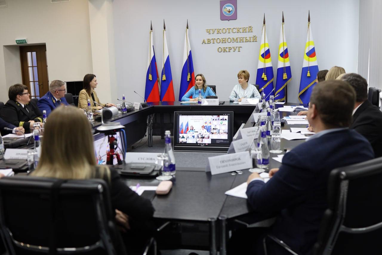 Мария Львова-Белова, уполномоченный по правам ребёнка при президенте России, приехала на Чукотку с рабочим визитом. Она лично посмотрела, как помогают детям, которые оказались в трудной ситуации, и встретилась с семьями и руководителями служб. В социально-реабилитационном центре сейчас живут 39 детей, и специалисты стараются вернуть их в родные семьи. На встречах обсуждали, как сделать помощь семьям ещё эффективнее и удобнее для каждого ребёнка. Эксперты уже создали комиссии, которые разбирают, почему детей помещают в центр, и помогают семьям на местах. Такой подход помогает быстрее решать проблемы и поддерживать детей там, где им лучше всего — в семье.
