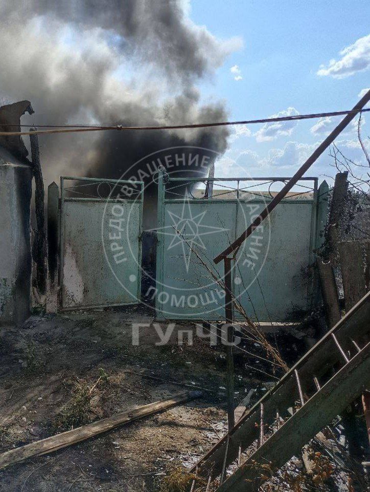 ПОЖАР В НИКОЛЬСКОМ Слободзейский район Вчера в селе Никольское на территории заброшенного дома загорелась сухая трава. Огонь перекинулся на соседний участок, а от него дальше на сухую траву. На участке пожар уничтожил сарай, и перешёл на кровлю дома в нем никто не живёт и гараж. На месте работали два расчёта из Первомайска и Слободзеи. Тушить помогали всем селом. К сожалению, пострадал 21-летний парень. Он надышался продуктами горения, ему вызвали скорую. Сейчас он в больнице. Площадь – около 15 гектаров. Причина – непотушенная сигарета. Виновного ищут. Пресс-служба ГУпЧС МВД ПМР