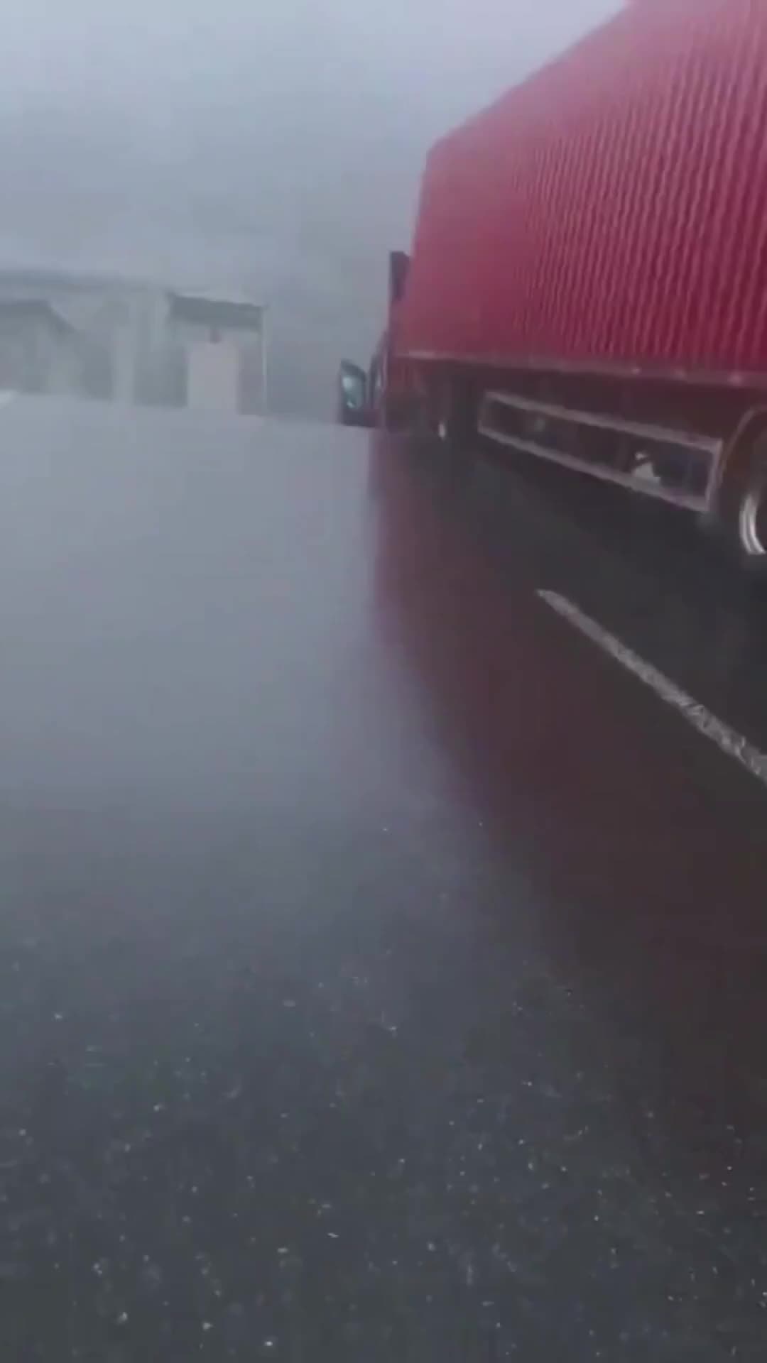 Обрушение моста в Гуйчжоу: водитель грузовика спасен, пострадавших нет