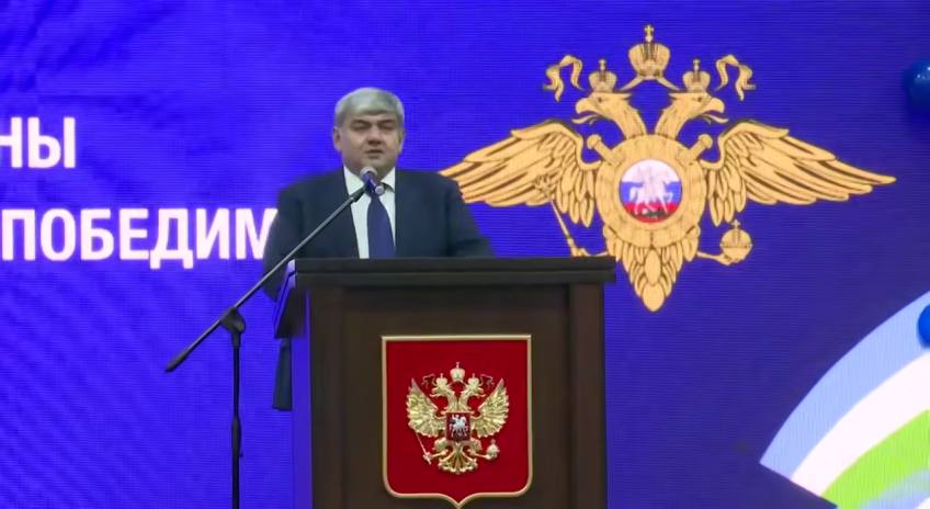 Казбек Коков поздравил личный состав подразделений МВД по КБР Глава КБР Казбек Коков принял участие в торжественном мероприятии Министерства внутренних дел по Кабардино Балкарской Республике посвящённом Дню сотрудника органов внутренних дел Российской Федерации Характер и масштаб вызовов времени предъявляют к работе органов внутренних дел повышенные требования в борьбе с преступностью в противодействии терроризму и экстремизму наркоторговле нелегальной миграции в повышении уровня безопасности на дорогах Подробнее здесь