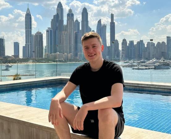 Что там по блогеру Мэлстрою Накануне стримера в Казахстане объявили в розыск Причины назвали в АФМ Он подозревается в организации через социальные сети масштабной рекламной кампании с целью продвижения онлайн казино Mellstroy game ориентированной в том числе на пользователей из Казахстана Для продвижения онлайн казино блогер объявил серию розыгрышей и челленджей Участникам предлагалось создавать видеоролики в TikTok YouTube Shorts и других социальных сетях с упоминанием бренда Mellstroy game логотипов казино и ссылок на сайт