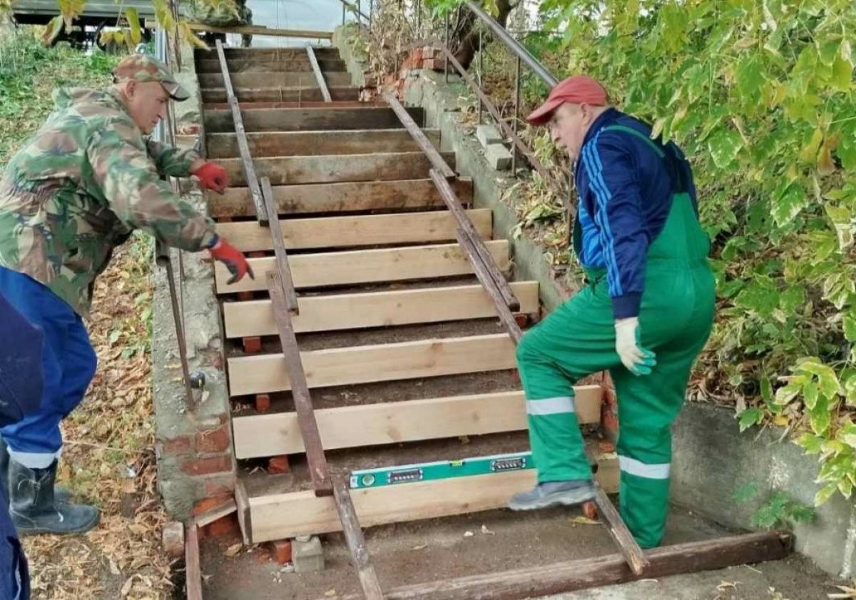 Во Владимире сотрудники муниципального "ЦУГД" продолжают ремонт городских лестниц    Сотрудники муниципального «Центра управления городскими дорогами» продолжают работы по благоустройству городской инфраструктуры. Накануне они приступили к ремонту лестниц с улицы Муромской к дому №12 по улице Октябрьской и в районе дома №22 по улице Мира. Сейчас на этом объекте устанавливается опалубка для заливки бетона. В планах - ремонт нескольких лестниц на улицах Мира и Нижняя Дуброва.  ↗  Прислать новость   Подписаться