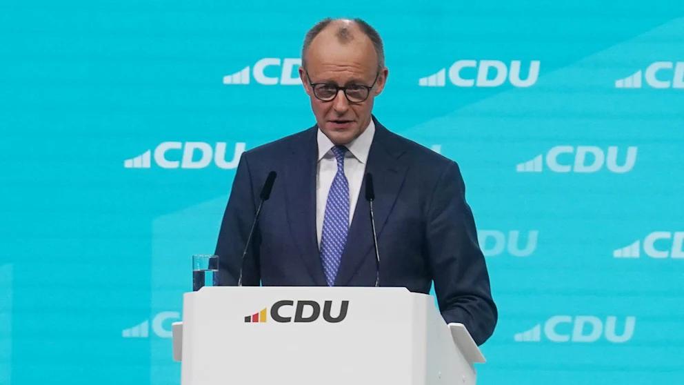 Мерц на съезде ХДС заявил что мир стал более жестким и опасным Канцлер Германии и лидер ХДС Фридрих Мерц выступил на партийном съезде в Штутгарте с программной речью перед повторным избранием на пост председателя Обращаясь примерно к тысяче делегатов канцлер заявил что новый мир стал более жестким и опасным Голосование по его кандидатуре считается важным индикатором поддержки как внутри партии так и для его канцлерства Два года назад Мерц получил почти 90 голосов На съезде ожидаются оживленные дебаты в повестке более 400 страниц с инициативами Особое внимание привлекает предложение о введении возрастного ограничения для использования социальных сетей Кроме того на съезд впервые с 2021 года приехала бывший канцлер Ангела Меркель BILD Russian