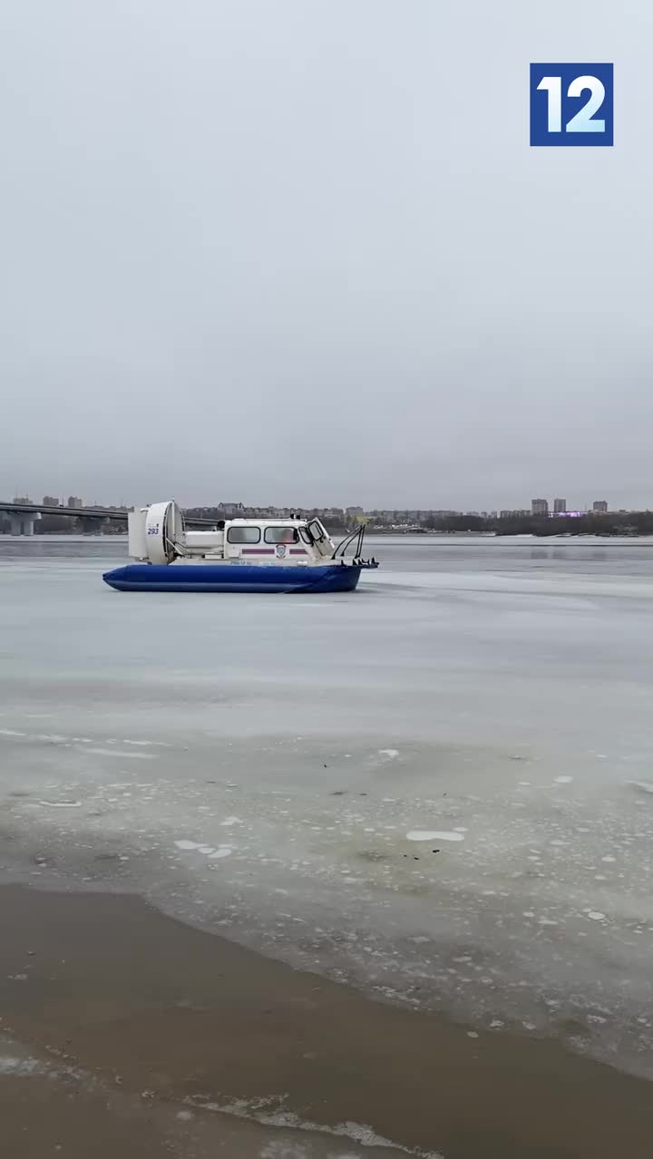 Учения спасателей по спасению на тонком льду прошли в Череповце