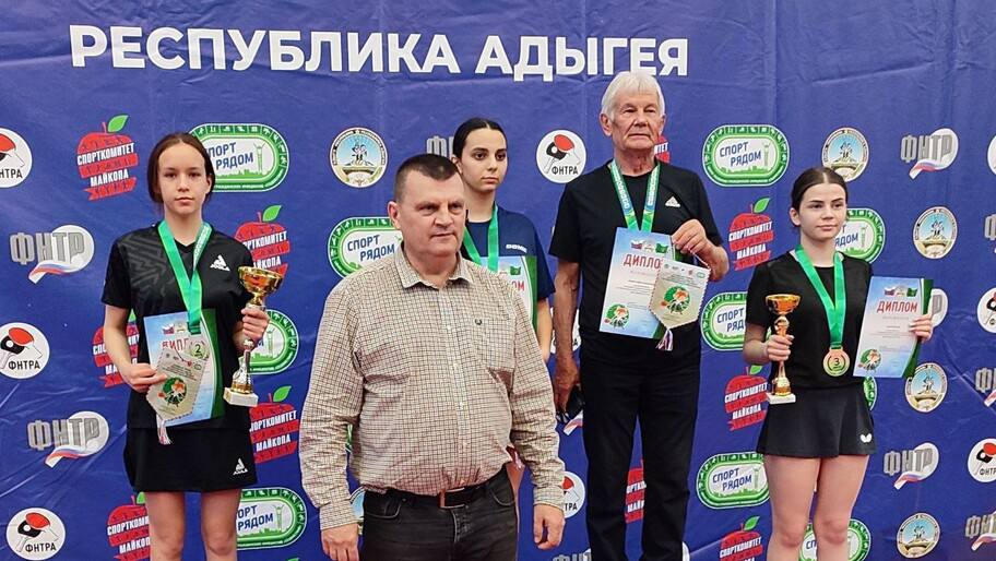 Теннисистка из Геническа завоевала серебро на турнире «Будущее России» «Представительница Херсонской области Анна Антонюк успешно выступила в старшей возрастной группе девушки до 18 лет , завоевав 2-е место. Огромное спасибо всем, кто поддерживает развитие настольного тенниса в Херсонской области», — глава Генического округа Юлия Семякина. Соревнования проходили в Майкопе с 14 по 19 апреля и собрали около 50 спортсменов из разных регионов. Среди юношей достойно выступили Стас Лашкевич 6-е место и Александр Кандаков 12-е место . Генический детско-юношеский спортивный центр поблагодарил Федерацию настольного тенниса России за поддержку, бесплатное питание и проживание для участников. Фото: Официальный Телеграм-канал главы Генического округа Юлии Семякиной , VK и ОК и читайте новости на нашем сайте
