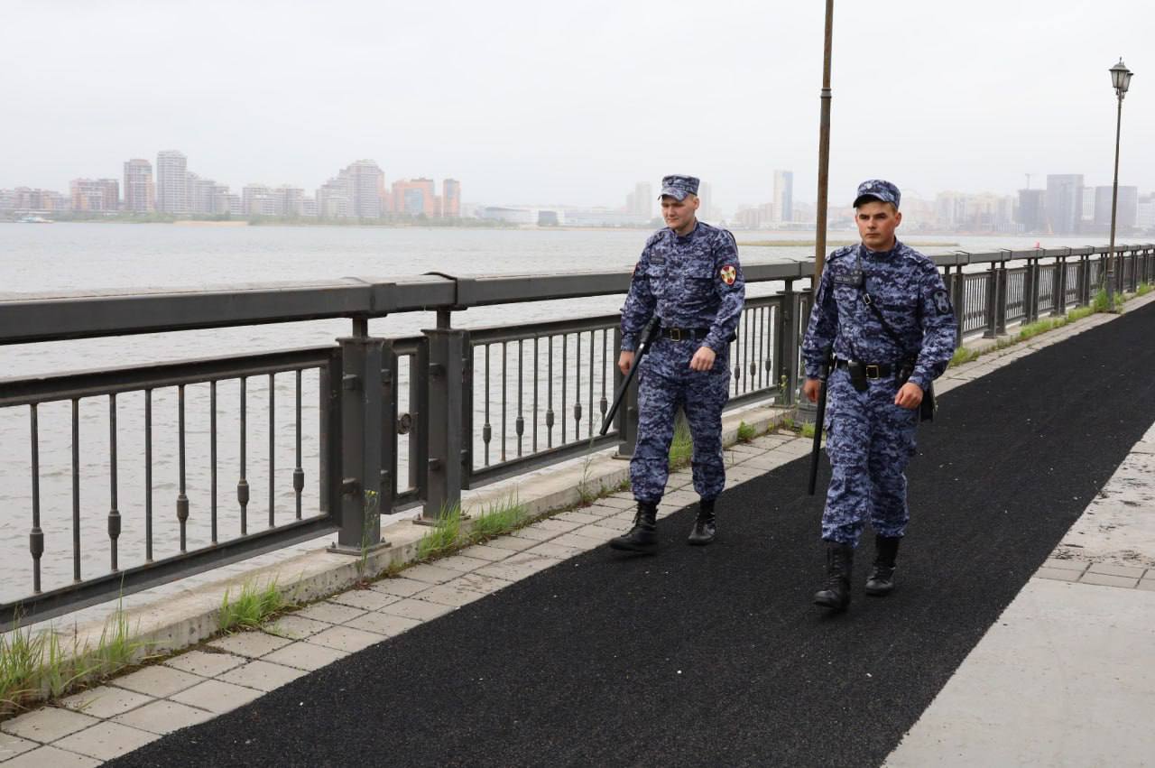 В Казани росгвардейцы спасли девушку, сидевшую на перилах моста на Кремлевской набережной Во время патрулирования росгвардейцы заметили, что на перилах моста сидит девушка. Быстро оказавшись рядом, они схватили девушку за талию, стянули с ограждения и поставили на асфальт. О своих намерениях девушка сказать не смогла, потому что находилась в шоковом состоянии. Как рассказали «Татар-информу» в пресс-службе Управления Росгвардии по РТ, военнослужащие дождались прибытия бригады скорой помощи и передали девушку врачам. Как отметила заведующая отделением республиканской психиатрической больницы им. Бехтерева Роза Сафина, благодаря оперативности росгвардейцев девушку оперативно доставили в больницу, где ей оказали необходимую помощь. Подпишитесь: