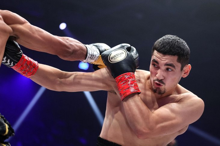 Вартовчанин Батыргазиев проиграл бой за титулы WBA и IBA британцу Диккенсу. Угол российского боксера выбросил полотенце.   Подробнее на «Правде УрФО»