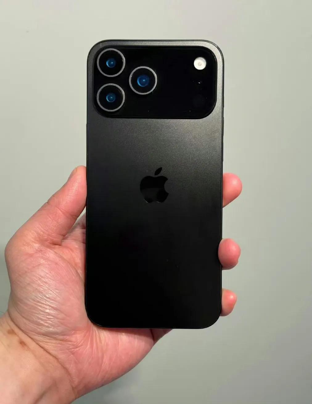 До «В целом не так уж и плохо» 3... 2... 1... В сети появились новые фото iPhone 17 Pro в обновлённом дизайне — ими поделился инсайдер Majin Bu. На данный момент это одни из лучших по качеству утечки iPhone 17 Pro/Pro Max с новым блоком камер во всю ширину задней панели. Презентация iPhone 17, 17 Pro/Pro Max и 17 Air ожидается в сентябре. Rozetked Подписаться