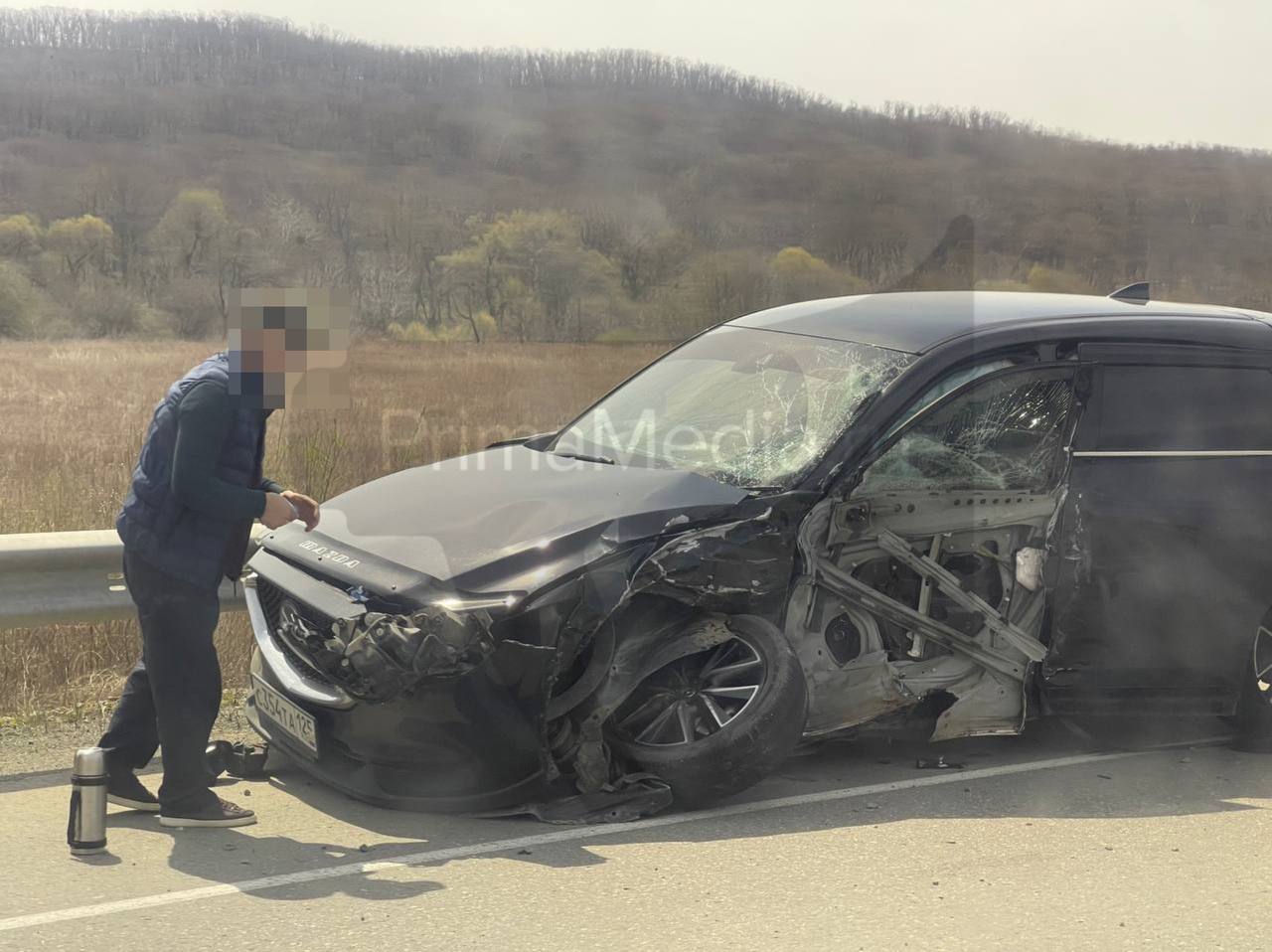 Жесткое ДТП на шкотовской трассе О подробностях аварии и возможных пострадавших не сообщалось, однако автомобиль на фото получил серьезные повреждения. На месте работают сотрудники Госавтоинспекции. PrimaMedia Прислать новость