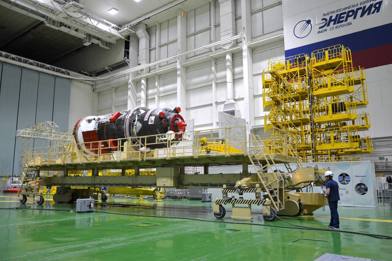 Космическая посылка что в грузовике Прогресс МС 32 Корабль Прогресс МС 32 отправится на орбиту 11 сентября Он доставит космонавтам всё что нужно для жизни и проведения экспериментов на МКС Вода еда и скафандр В списке грузов Прогресса МС 32 кроме топлива и средств для экспериментов Питьевая вода Контейнеры с питанием свежими продуктами Средства для утилизации отходов Расходные материалы для работы Азот для пополнения внутренней атмосферы МКС Медицинские принадлежности и нагрузочные костюмы для профилактики воздействия невесомости Самый интересный из грузов Прогресса МС 32 скафандр Орлан МКС 7 Назначение и устройство скафандра Орлан МКС 7 Фото РКК Энергия ПрогрессМС32 Роскосмос Подписаться