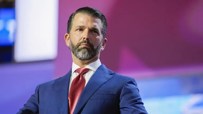 Дональд Трамп-младший может стать кандидатом от республиканцев на выборах в 2028-м, пишет Hill. Издание включило сына действующего президента в список возможных претендентов наряду с другими кандидатами, среди которых Джей Ди Вэнс и Марко Рубио.