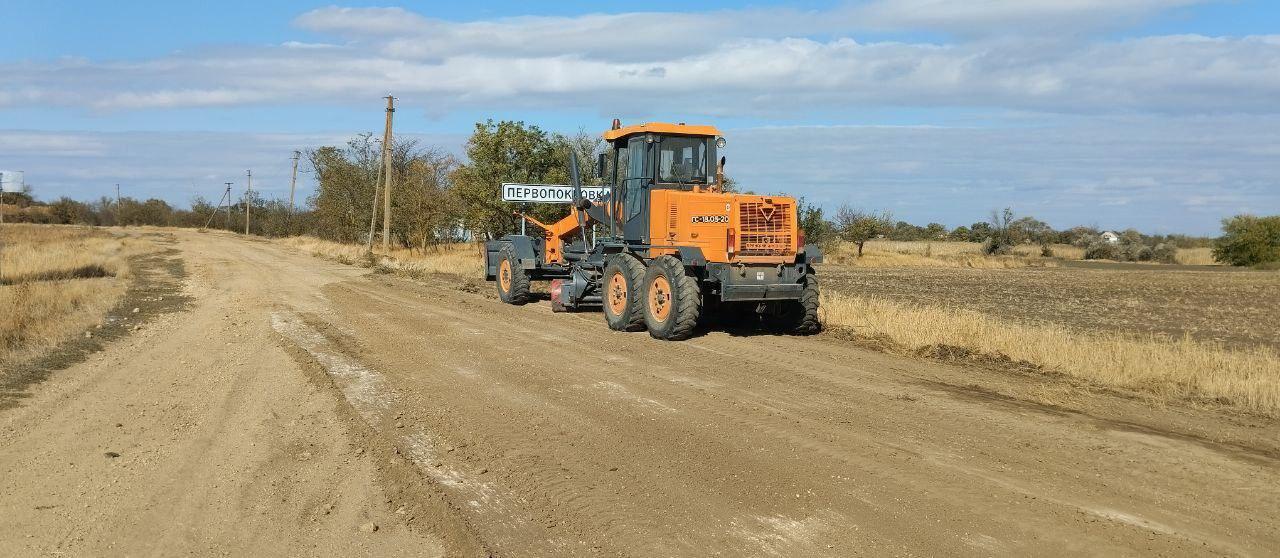 В Нижнесерогозском муниципальном округе планомерно ведутся работы по содержанию автомобильных дорог   Специалистами дорожно-эксплуатационного участка проведены работы по планировке автогрейдером грунтовых обочин на автомобильной дороге 74 ОП М3 74 Н-174 Первопокровка – Демьяновка.  Выполнены работы по обрезке зеленых насаждений на обочинах и измельчение порубочных остатков в щепу на трассе 74 ОП М3 74 Н-168 Нижние Серогозы – Демьяновка – граница Запорожской области на Веселое.  Дорожная бригада выполнила эти работы с помощью экскаватора на базе МТЗ, выкорчевано 44 пня.  Выполнение таких работ повышает безопасность дорожного движения, улучшает видимость на автомобильной дороге.