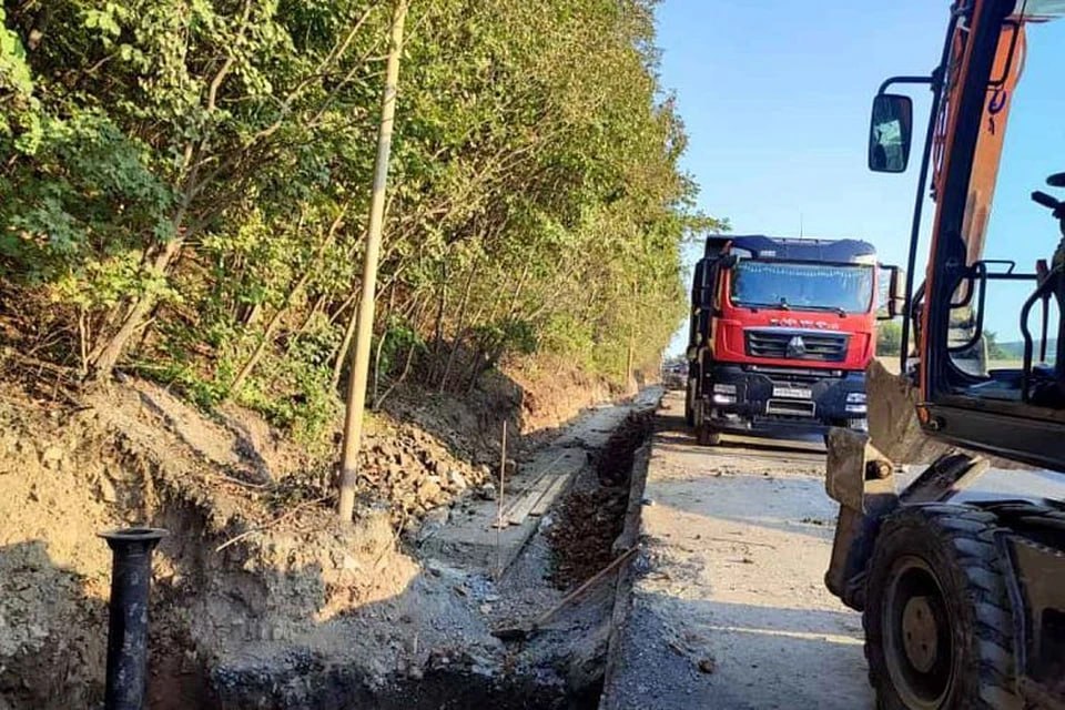 На улице Выселковой в районе спуска к Второй Речке начали устанавливать долгожданную ливневую канализацию Эта мера решит давнюю проблему подтоплений на одном из самых проблемных участков Новая система водоотвода спасёт дорогу от разрушения и избавит горожан от луж и размытой проезжей части Сейчас подрядчики монтируют трубы и водосборные решетки а после этого полностью обновят асфальт Работы ведутся на 450 метровом отрезке и городские власти просят водителей набраться терпения из за временных помех   Подпишись на kpdvru Мы в MAX