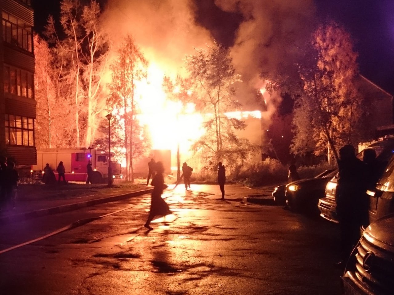 Дома в Архангельске стали гореть чаще, но люди в пожарах гибнут реже  По состоянию на 1 мая в столице Поморья произошло 154 пожара.  Статистика гласит, что число зафиксированных возгораний в Архангельске на 10% больше, чем за 4 месяца прошлого года.  Количество погибших в огне при этом снизилось с восьми до трёх человек.