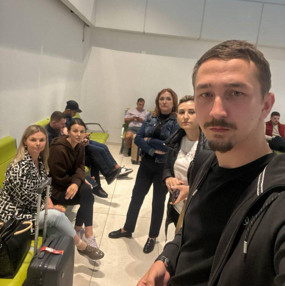 В аэропорту Кишинёва задержали представителей оппозиционного блока «Победа». Среди них мэр города Оргеева Татьяна Кочу и муниципальный советник Бельц Вячеслав Жуков, сообщают молдавские СМИ. Документов, которые могли бы обосновать задержание, им не предъявили. Молдавские власти неоднократно задерживали членов оппозиции в аэропорту, в том числе за поездки в Москву. Подписаться Прислать новость Читать аналитику