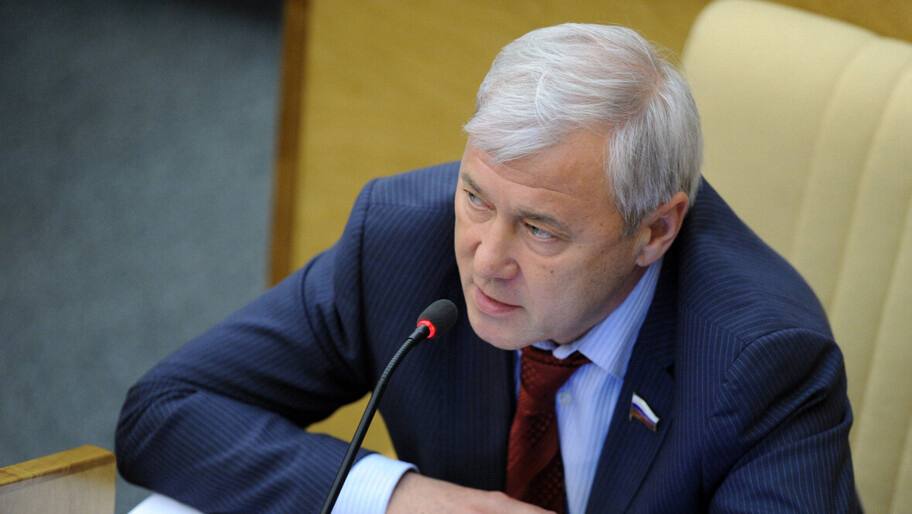 Анатолий Аксаков развеял миф о принудительном переводе на цифровой рубль Переход на цифровой рубль будет добровольным, принудительный перевод зарплат и соцвыплат — миф, завил председатель комитета Госдумы Анатолий Аксаков в беседе с корреспондентом ХАН на полях ПМЭФ. «Страхи могут быть связаны только с тем, что преступники используют современные технологии для воровства денег. Надо осваивать знания, учиться. Про блокировку — это все бред, будем осваивать новые технологии. Это не обязательство, это право. Не хочешь — не пользуйся», — сказал он, отвечая на вопрос о слухах про принудительный переход на цифровой рубль. Фото: Официальный сайт председателя Комитета Госдумы РФ по финансовому рынку Анатолия Аксакова , VK и ОК и читайте новости на нашем сайте