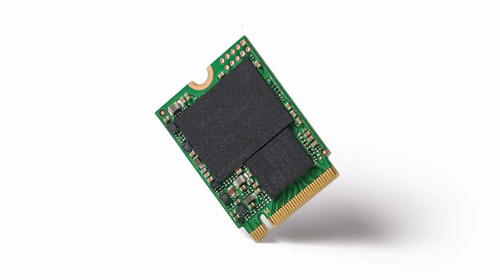 SK Hynix выпустила первый SSD с 321 слойной памятью 2 ТБ в форм факторе 2230 Компания стала первой разработавшей память QLC с 321 слоями что позволяет создавать очень компактные SSD Что SK Hynix и продемонстрировала новый накопитель PQC21 имеет объем в 1 или 2 ТБ при этом весь флеш находится в одном чипе Благодаря этому удалось разместить память и контроллер на M 2 плате размером 2230 Первым заказчиком такого SSD стал Dell столь компактные накопители пригодятся для ультрабуков и планшетов на Windows Мой Компьютер